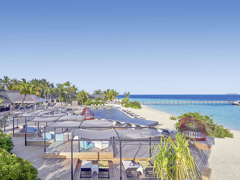 Een foto van het terras bij NH Collection Maldives Havodda Resort