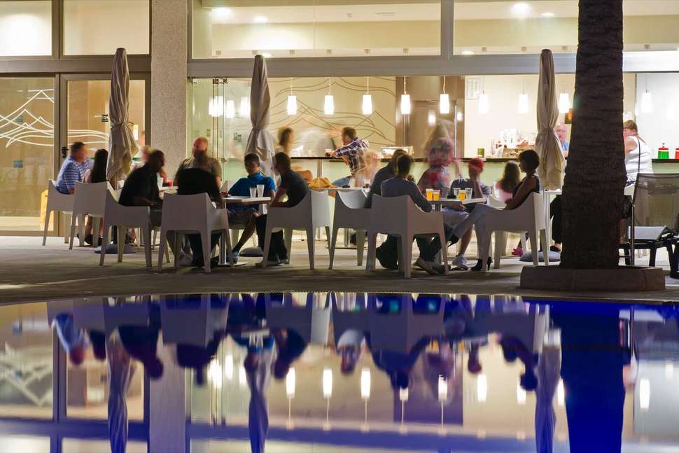 Een foto van het terras bij Aparthotel Kn Columbus