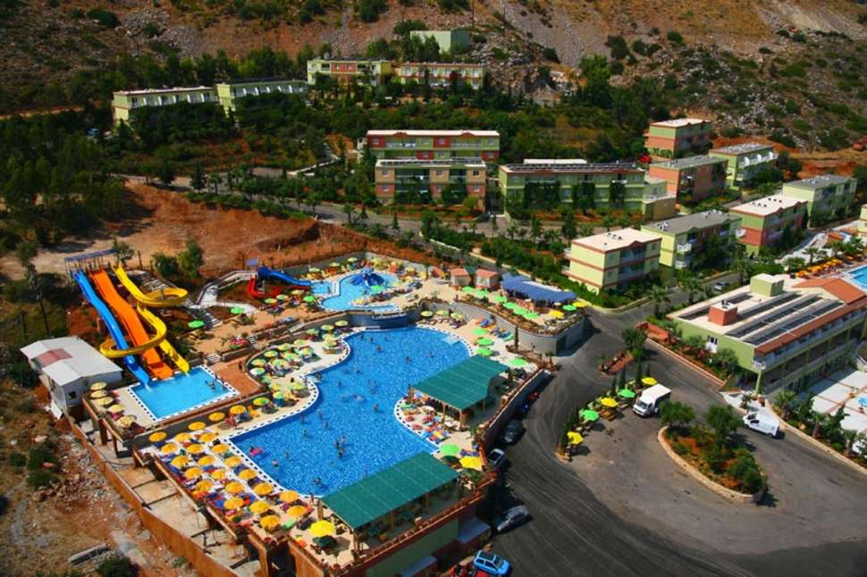 Een foto van het zwembad bij Hotel Aquasun Village