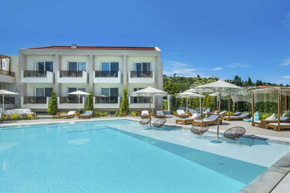 Een foto van het zwembad bij Mirablue Deluxe Residences