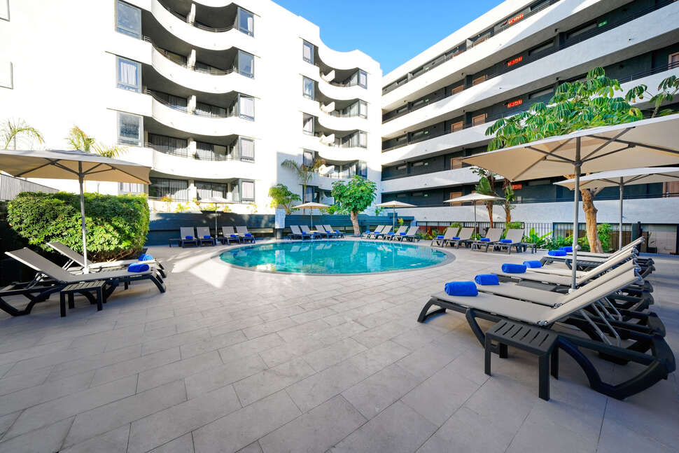 Een foto van het zwembad bij Hovima Suites Costa Adeje