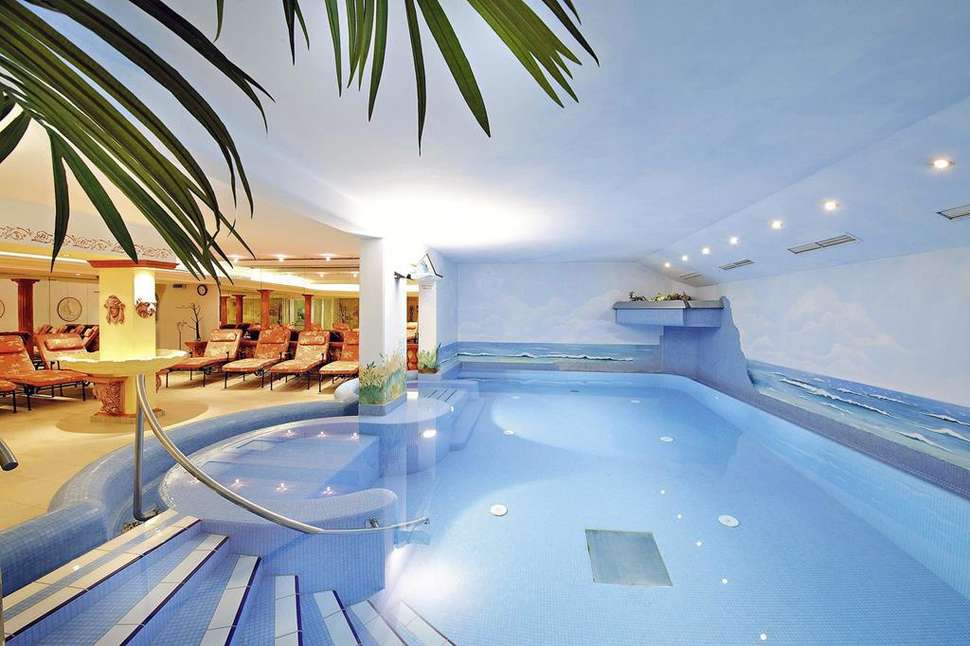 Een foto van het zwembad bij Hotel Chesa Monte
