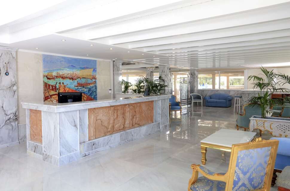 Een foto van het interieur van Cavomarina Beach Hotel