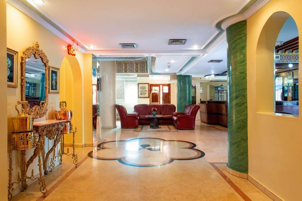 Een foto van het interieur van Hotel Akabar
