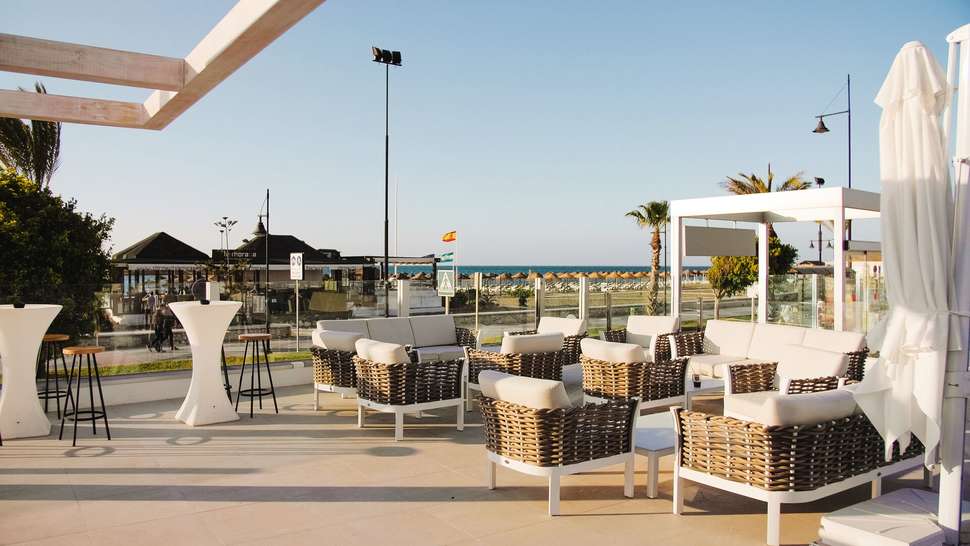Een foto van het terras bij Occidental Torremolinos Playa