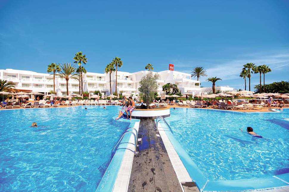 Een foto van het zwembad bij Riu Paraiso Lanzarote Resort