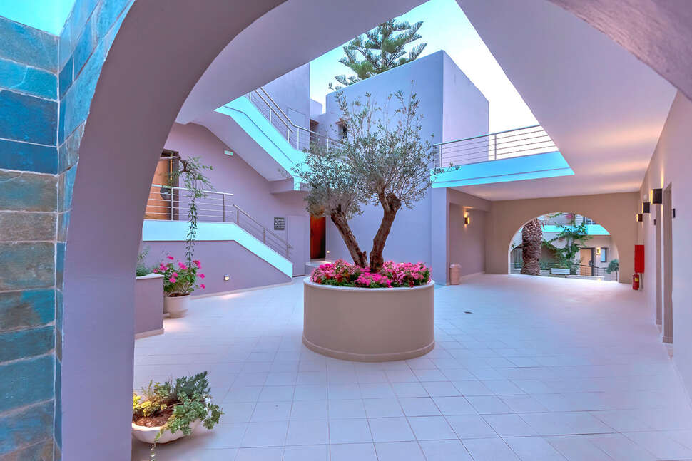 Een foto van het interieur van Porto Platanias Village Resort