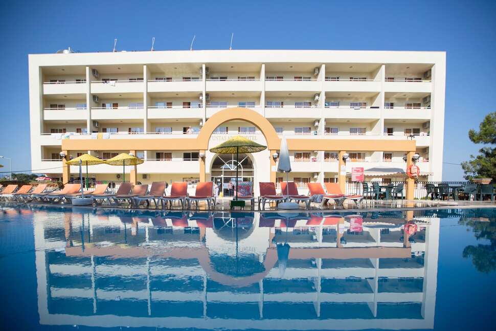 Een foto van het zwembad bij Tuntas Family Suites Kusadasi