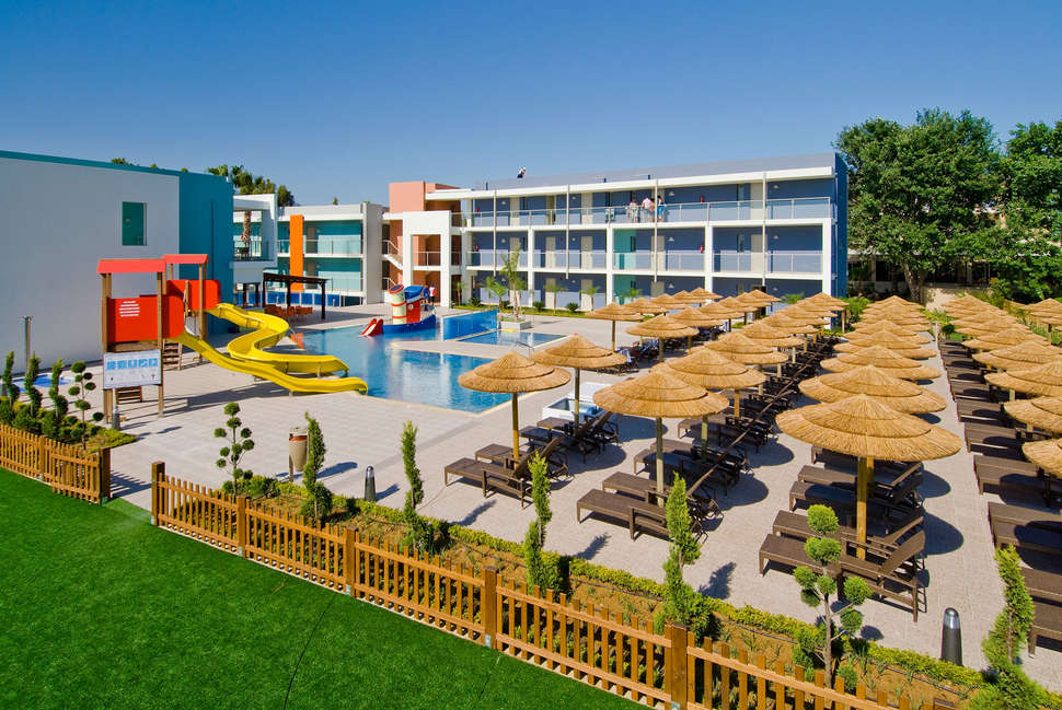 Een foto van het zwembad bij Blue Lagoon Resort