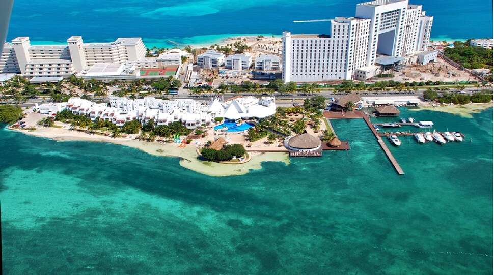 Een foto van de buitenkant van Sunset Marina Resort & Yacht Club