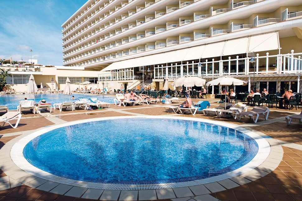 Een foto van het zwembad bij Riu Oliva Beach Resort