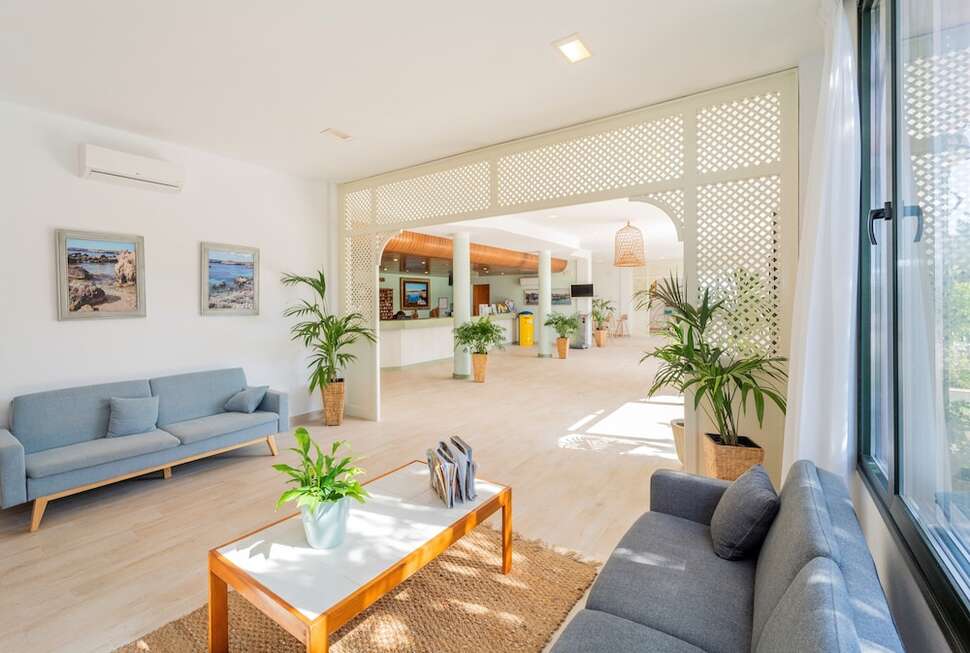 Een foto van het interieur van Beach Club Hotel