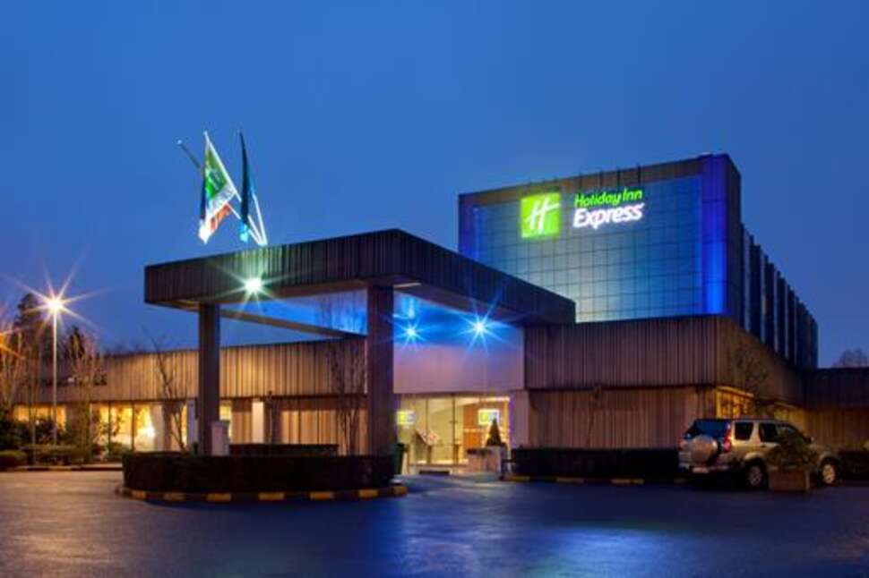 Een foto van de buitenkant van Holiday Inn Express Gent