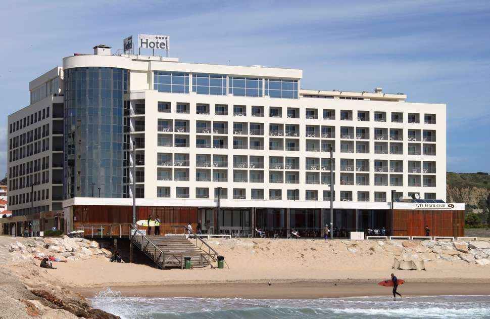 Een foto van de buitenkant van Tryp by Wyndham Lisboa Caparica Mar Hotel