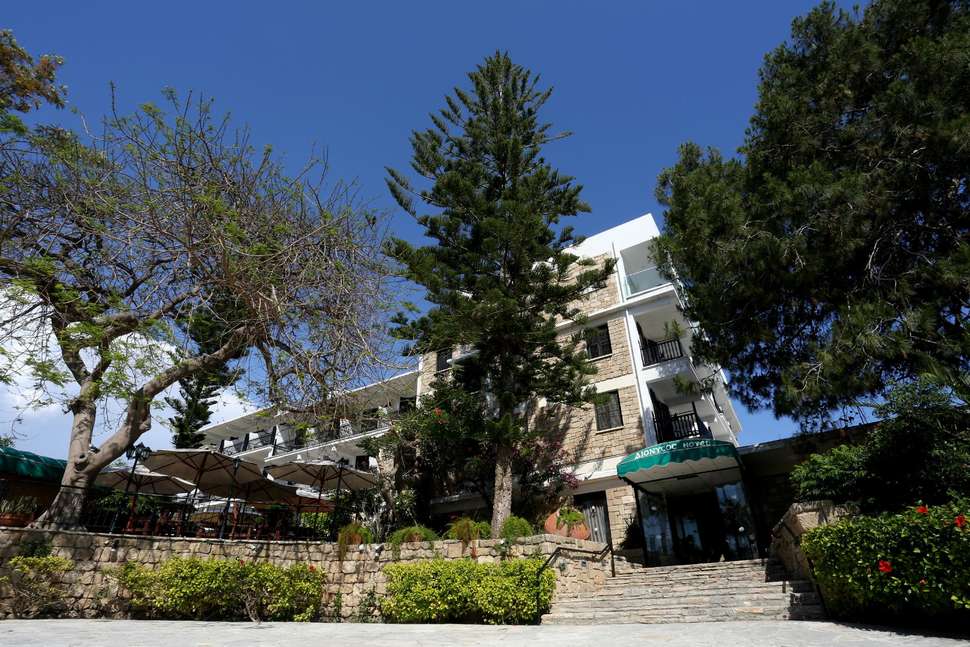 Een foto van de buitenkant van Dionysos Central Hotel