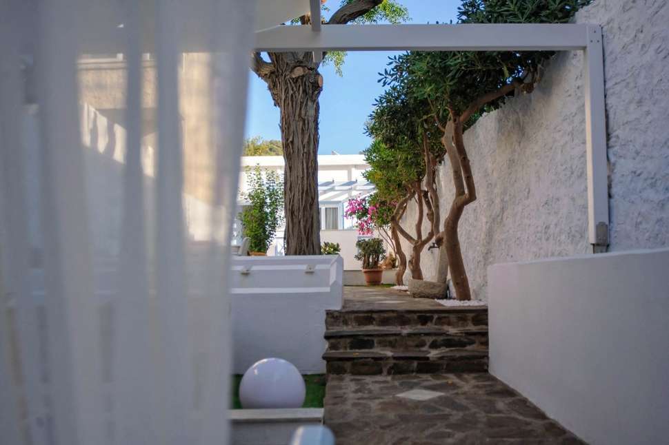Een foto van de buitenkant van Erato Seaside Hotel