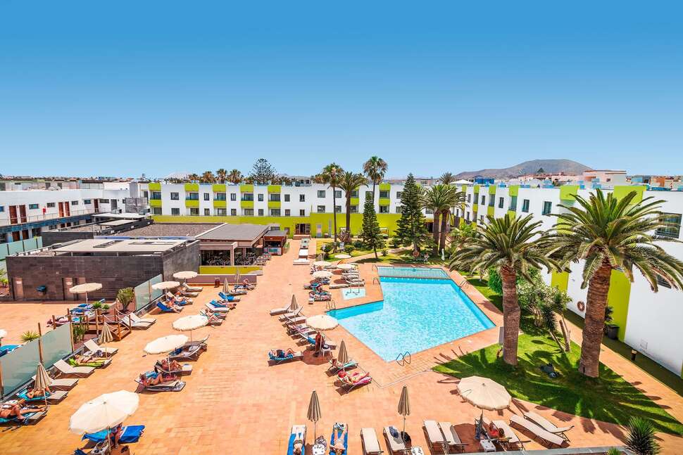 Een foto van het zwembad bij Hotel Livvo Corralejo Beach