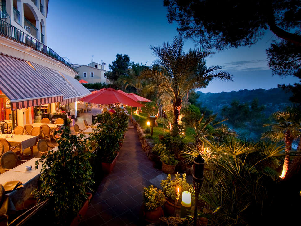 Een foto van de buitenkant van Ona Cala Pi Club Aparthotel