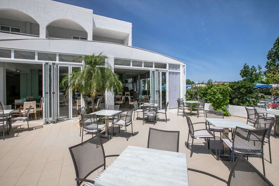 Een foto van het terras bij Lymberia Hotel