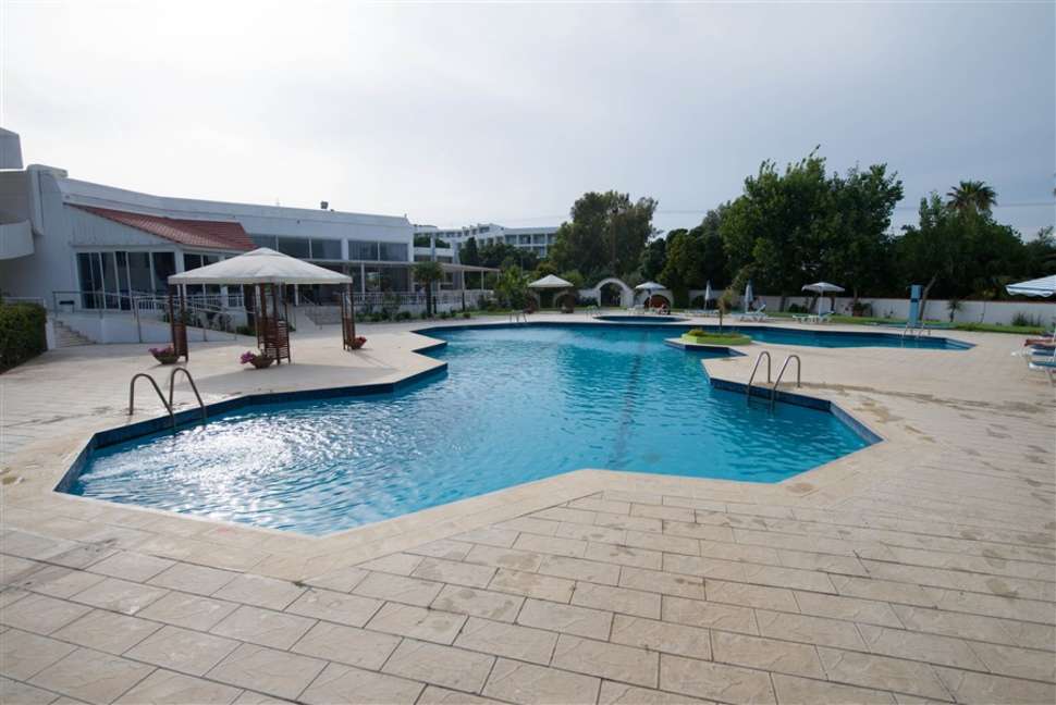 Een foto van het zwembad bij Happy Days Hotel Tholos