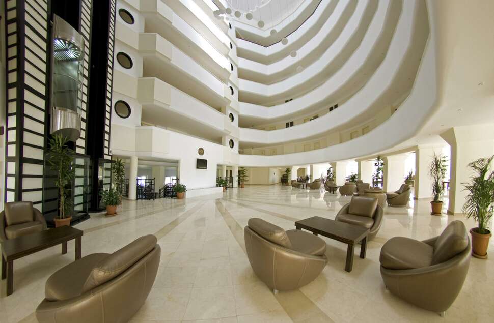 Een foto van het interieur van Arabella World Hotel