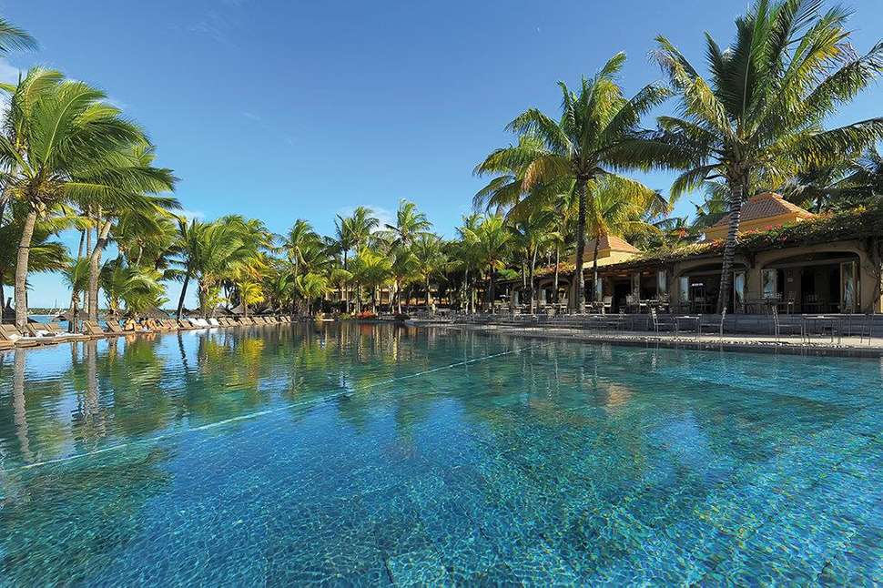 Een foto van het zwembad bij Mauricia Beachcomber