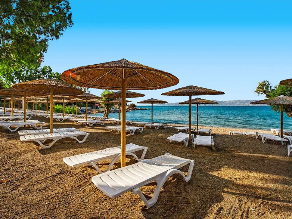 Een foto van het strand bij Evia Riviera Resort