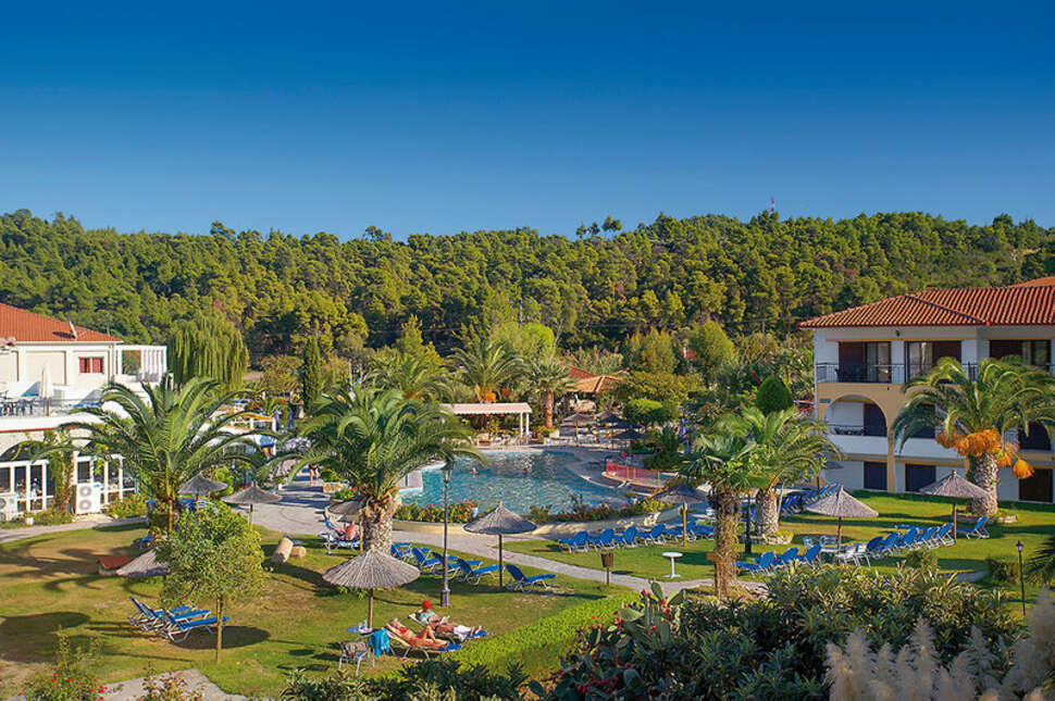 Een foto van het zwembad bij Chrousso Village Hotel