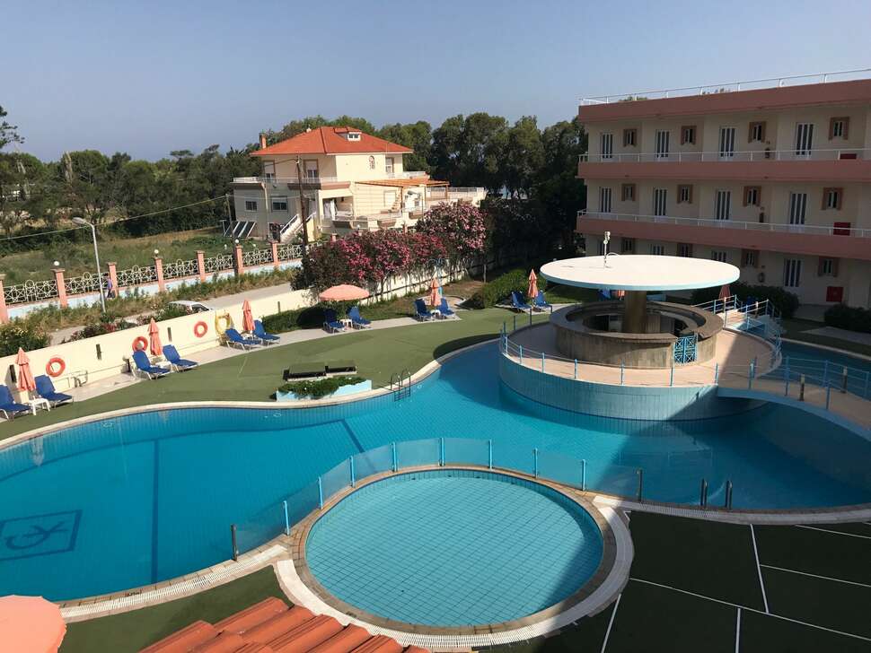 Een foto van het zwembad bij Bayside Hotel Katsaras