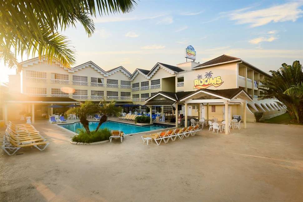 Een foto van het zwembad bij Rooms on the Beach Negril