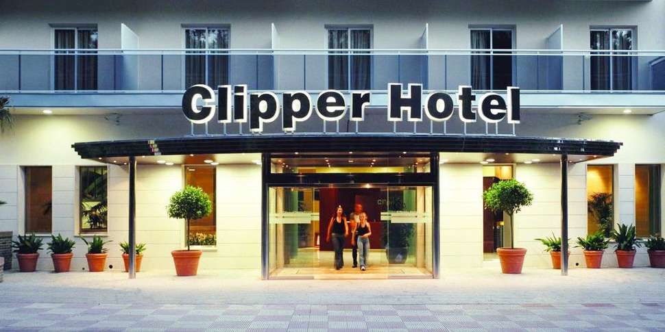 Een foto van de buitenkant van Clipper Hotel