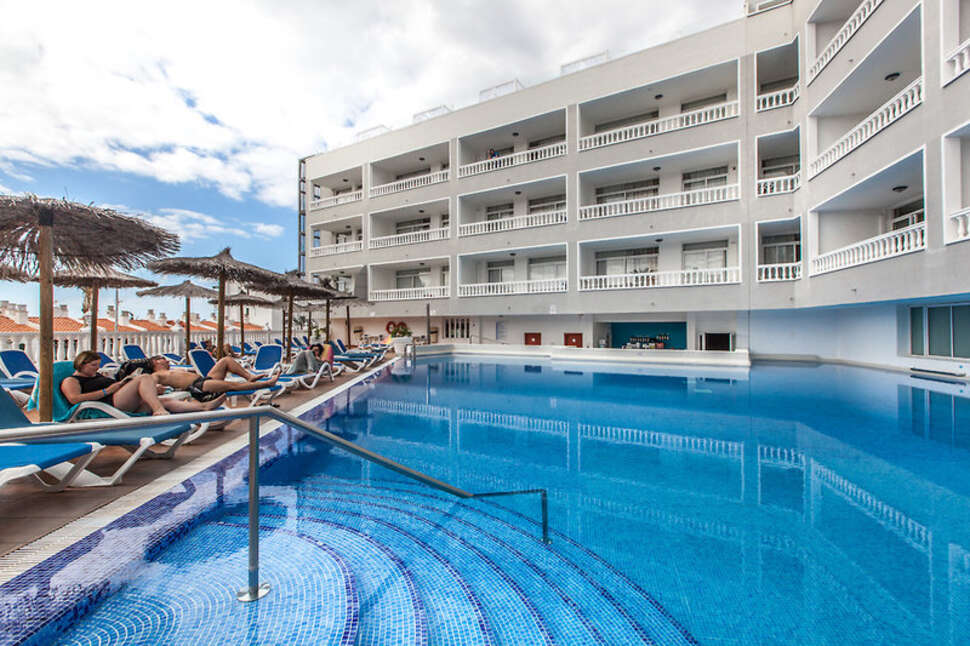 Een foto van het zwembad bij Blue Sea Hotel Lagos de Cesar