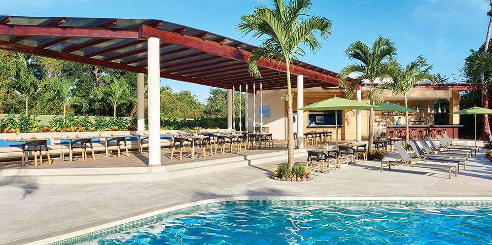 Een foto van het zwembad bij The Fives Beach Hotel & Residences