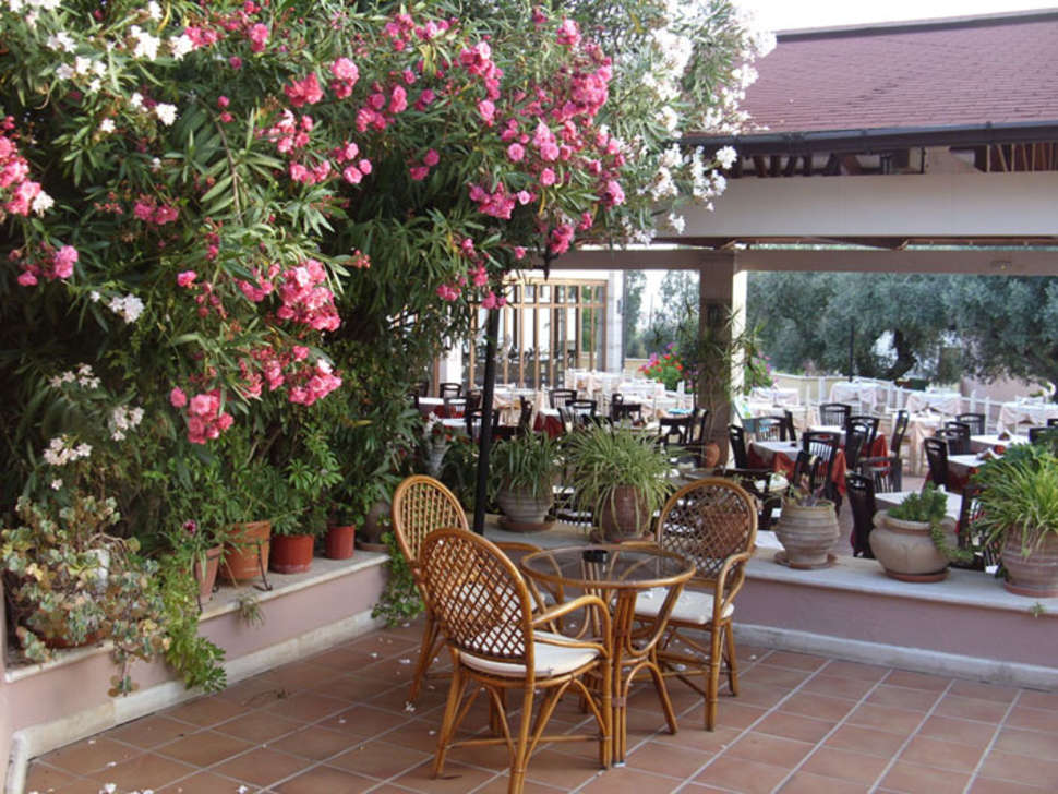 Een foto van het terras bij Suneo Althea Village