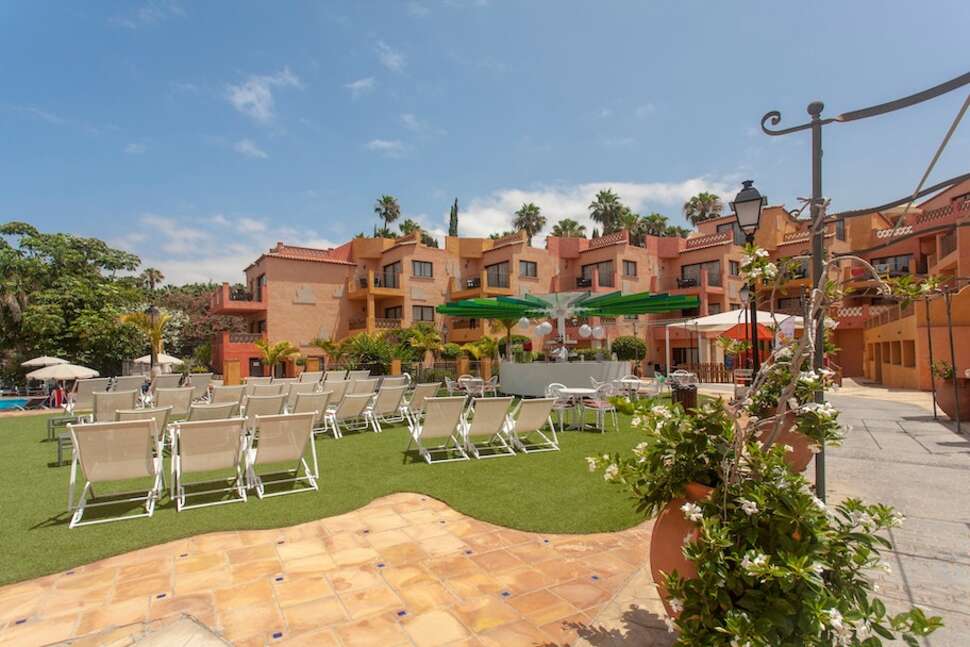 Een foto van het terras bij Villa Mandi Golf Resort