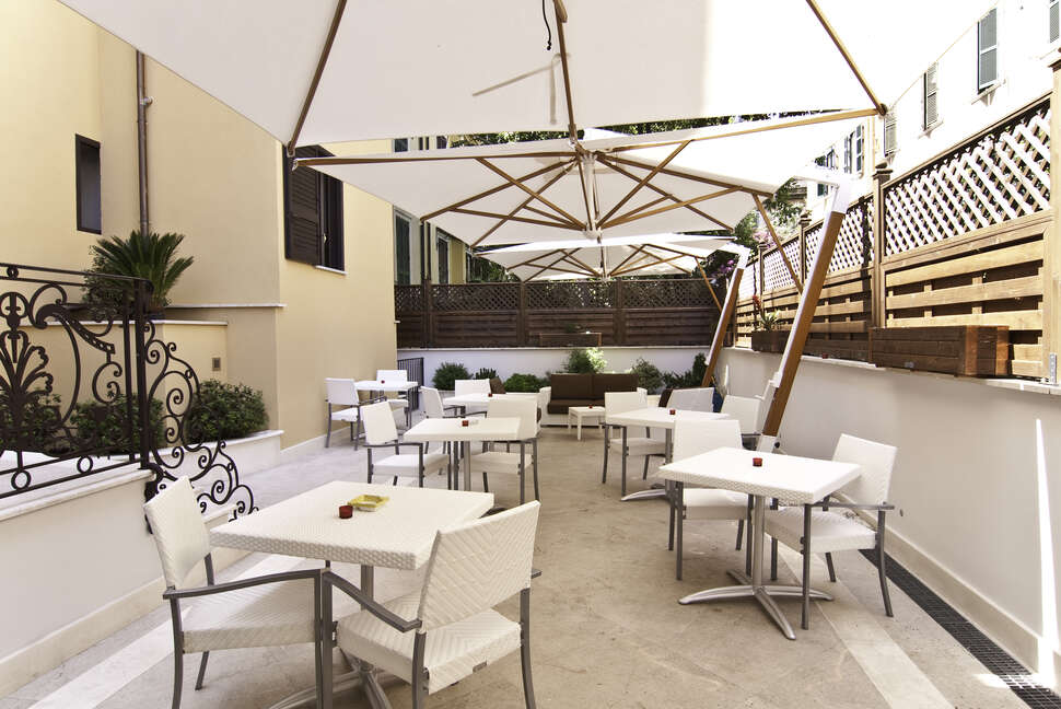 Een foto van het terras bij Hotel Best Roma