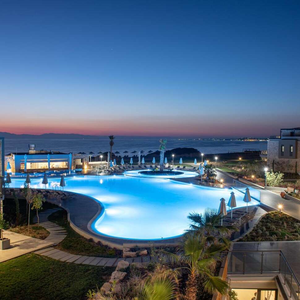 Een foto van het zwembad bij Portes Lithos Luxury Resort