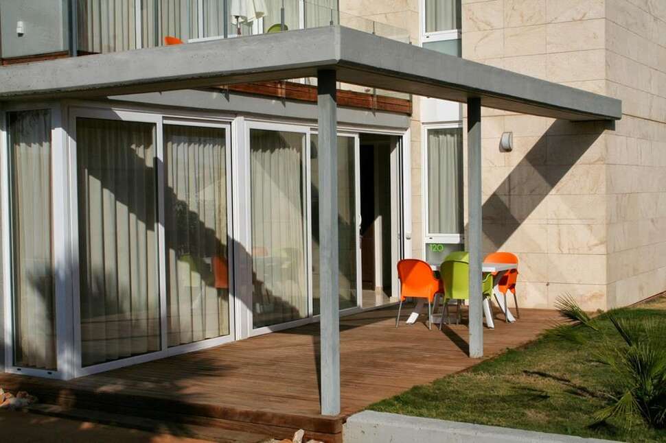 Een foto van het terras bij L'Escala Resort