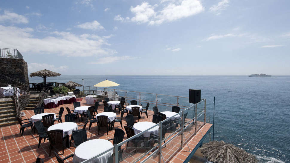 Een foto van het terras bij Rocamar Lido Resorts