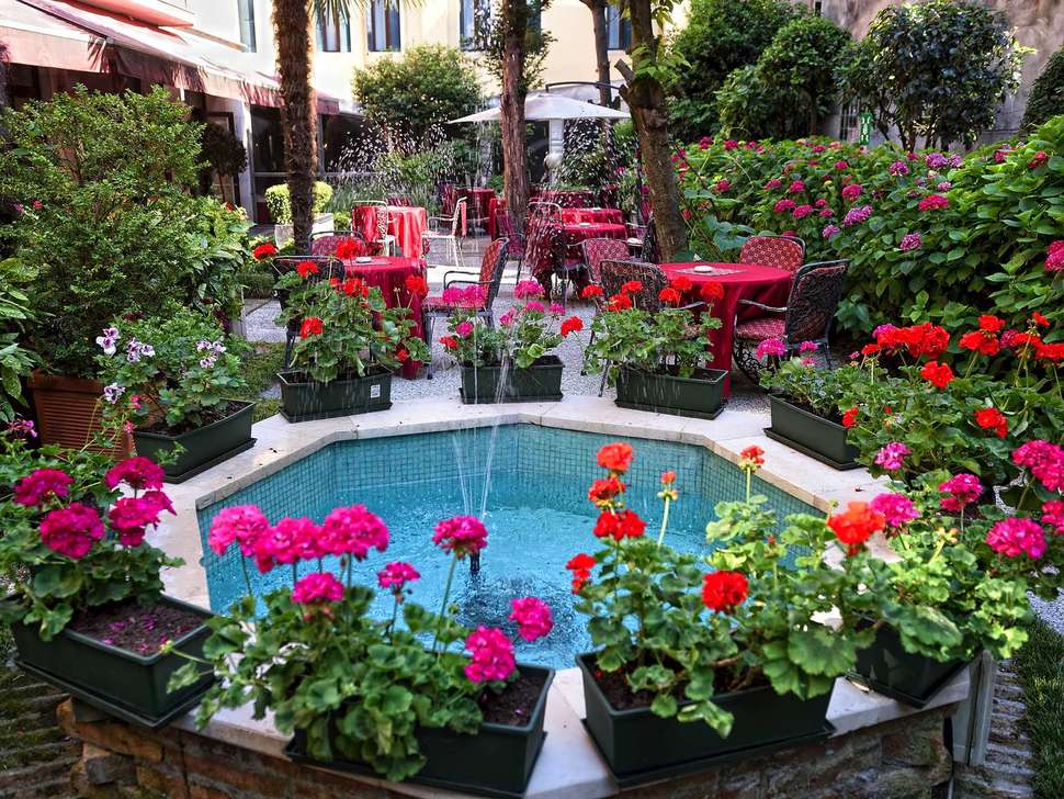 Een foto van het terras bij Hotel Amadeus