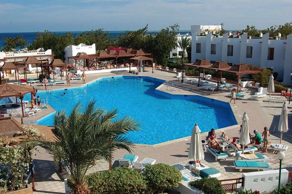 Een foto van het zwembad bij Menaville Resort