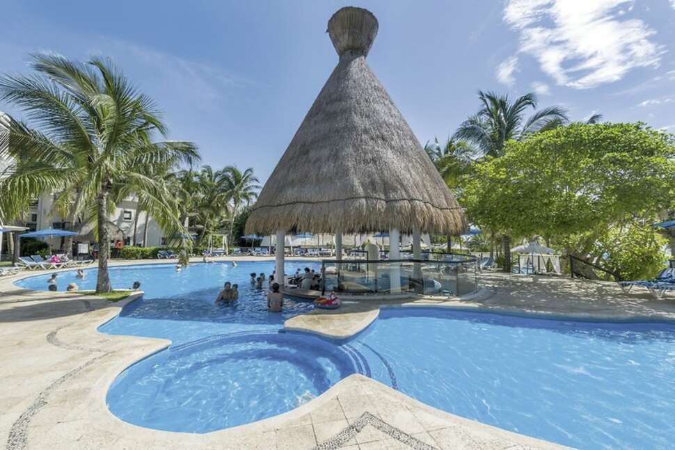 Een foto van het zwembad bij The Reef Playacar Resort