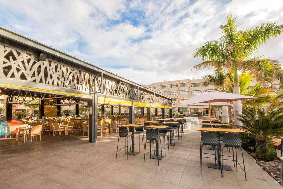 Een foto van het terras bij Hotel Beatriz Playa & Spa