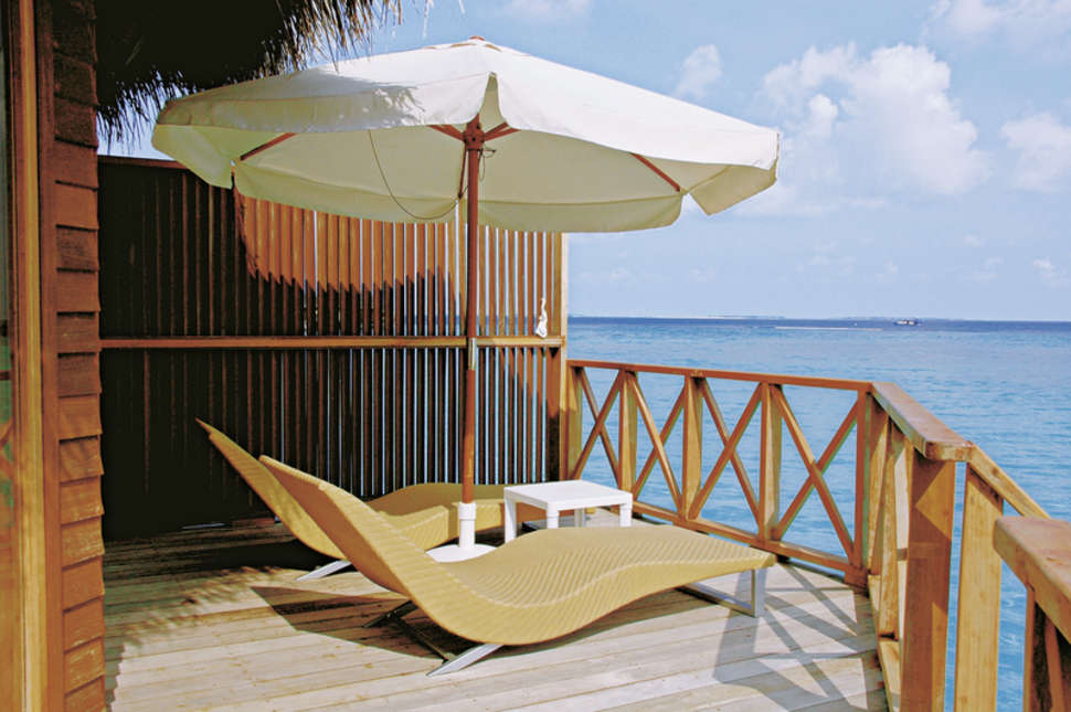 Ein Foto von der Terrasse im Thulhagiri Island Resort & Spa