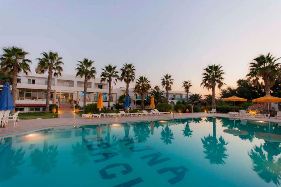 Een foto van het zwembad bij Irina Beach Aparthotel