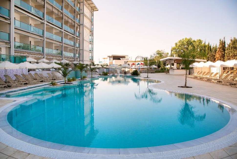 Een foto van een overzicht van Asterias Beach Hotel