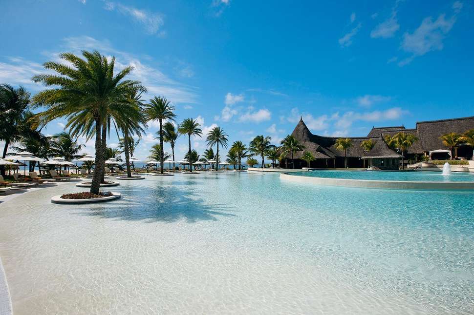 Een foto van het zwembad bij LUX Belle Mare