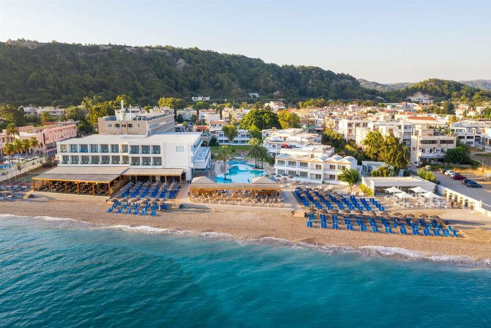 Een foto van de buitenkant van Avra Beach Resort Hotel & Bungalows