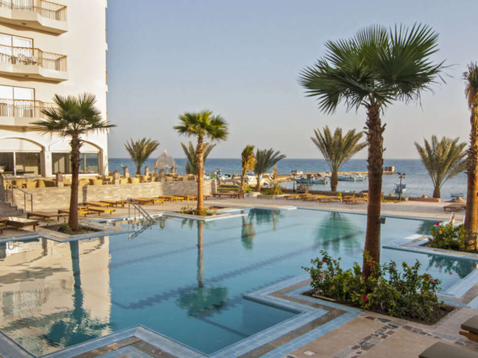 Een foto van het zwembad bij Royal Star Beach Resort
