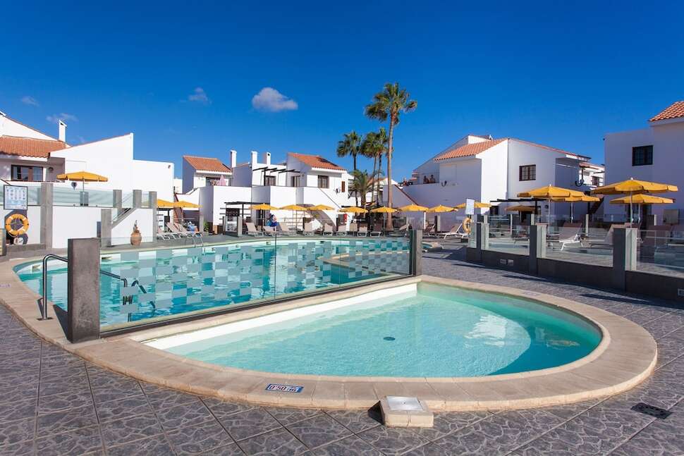 Een foto van het zwembad bij Appartementen Villa Florida